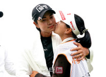 [포토] 이형준 아내캐디의 축하