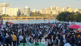 3년만의 '불꽃축제'에 구름떼 인파…발길 돌리는 시민도