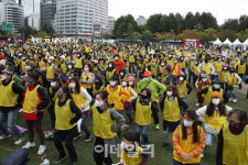 [포토]건강댄스 배우는 시민들