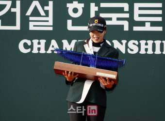 [포토]이가영 '우승 트로피 너무 무거워'