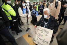 전장연, 출근길 지하철 시위 재개… 5·9호선 운행 지연