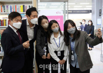 [포토] 오세훈, 동대문구청 직원들과 셀카