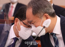 [포토]귀엣말 하는 노만석-이주형