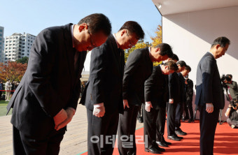 [포토]한덕수 총리-오세훈 시장, 이태원 사고 사망자 합동분향소 찾아
