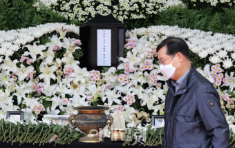 [포토]가던길 멈추고 이태원 참사 합동분향소 찾은 시민들