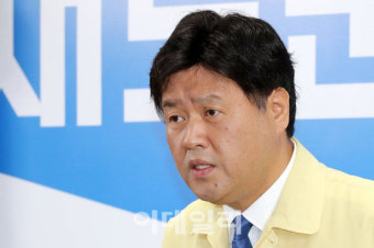 `이재명 최측근` 구속 기소…김용 측 “檢 창작 소설, 절필시킬 것”