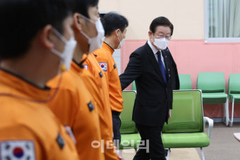 [포토]용산소방관 격려하는 이재명 더불어민주당 대표