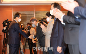 [포토]한덕수 총리, 수소경제위원회 위원들에게 임명장 수여