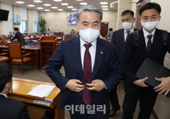 [포토]북한 탄도미사일 발사, '회의장 나서는 이종섭 장관'