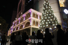 [포토]화려한 크리스마스 트리 앞 긴 줄