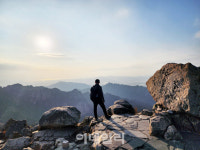 [여행]단풍 물러선 자리, 웅장한 자태 드러낸 바위산을 오르다