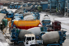 [포토]화물연대 총파업 엿새째… 멈춰 선 레미콘 차량