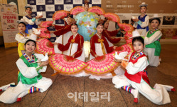[포토]연말엔 평화를…리틀엔젤스예술단 ‘천사들의 비상’