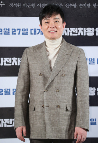 이범수, 교수로 일하며 학생 갑질 의혹?…소속사 