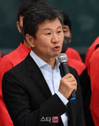 [포토]정몽규 대한축구협회장, 팬들에게 인사