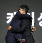 [포토]이순석,김비오 뜨거운 포옹으로 마무리