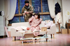 여자 혼자 사는 집에 낯선 남자가…그런데 웃기네