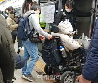 '무정차' 방침에도 전장연, 삼각지역서 지하철 타기 시작
