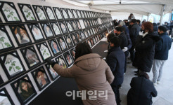 [포토]영정사진 모시는 유가족들