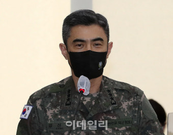 [포토]북한 무인기 도발 관련 현안 보고하는 강신철 합참 작전본부장