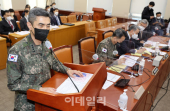 [포토]북한 무인기 관련 현안보고하는 강신철 합참 작전본부장