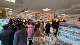[르포]고물가가 만든 긴 줄…한우 구매에만 1시간 걸려