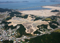 정상 잘려나간 인천 을왕산, 경제자유구역 문제로 복구 지연
