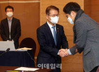 [포토] 조선업 상생협의체 간담회 참석하는 고용노동부 장관
