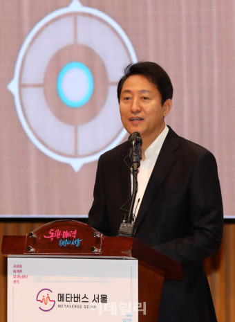 [포토]공공 메타버스 플랫폼 '메타버스 서울' 설명하는 오세훈 시장