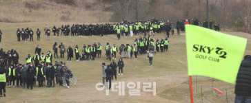 [포토]스카이72 골프장 강제집행, 법원 강제집행관 용역업체 충돌