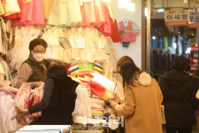 [포토]설 연휴 앞두고 한복 고르는 시민