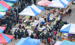[포토]설 앞두고 열린 5일장 모란시장