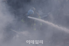 [포토]소방대원들의 화재진압