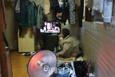 [포토]한파에 추위 견디는 쪽방촌 노인