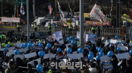 [포토]중앙지검 앞에 모인 이재명 대표 지지 단체와 규탄 단체