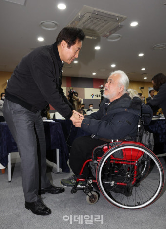 [포토]박경석 전장연 대표와 만난 오세훈 서울시장