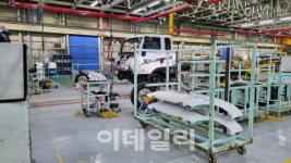 타타대우모빌리티(주)LD공장 | [르포]컨베이어 벨트없는 타타대우 ‘더쎈 군산공장’..“베테랑이 하루 12대 생산”