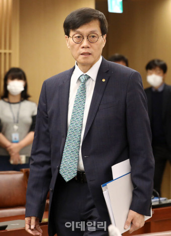 [포토]한은 금통위 참석하는 이창용 총재