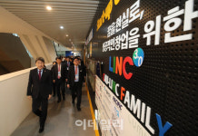 [포토]대학창업 관련 현장 방문한 이주호 부총리