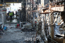 [포토]점포 55곳 불에 탄 인천 현대시장