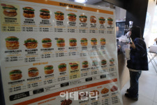 [포토]맘스터치 메뉴 78종 중 43종 가격 조정