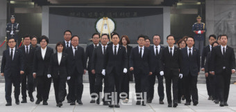 [포토]현충탑 참배 마친 김기현 국민의힘 당대표와 지도부