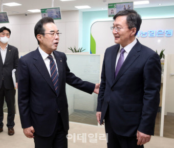 [포토] 이성희 농협회장과 유홍림 서울대총장의 대화