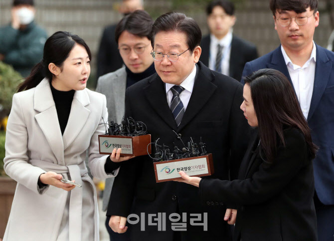 이재명 대표의 재판, 여야 간 공방 계속 중