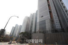 [포토]서울역 센트럴자이, 정밀안전진단 시행