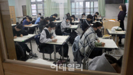 [포토] 전국연합학력평가 실시하는 잠신고