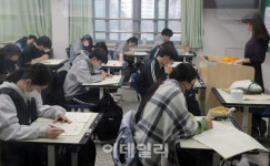 [포토] 전국연합학력평가 실시하는 잠신고 학생들