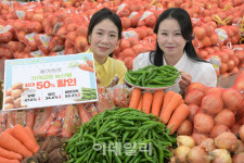 [포토] 하나로마트, 가격급등 농산물 최대 50% 할인