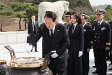 尹, ‘서해수호 용사’ 묘역 참배…김건희 여사도 동행