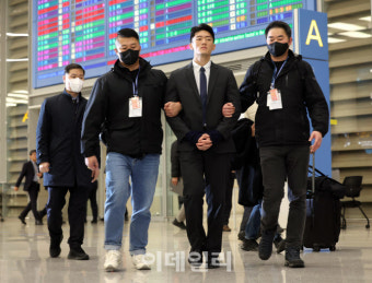 [포토]인천공항서 체포한 전두환 손자 전우원, 마약수사대로 압송
